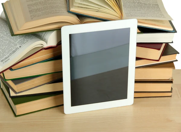 Tablette et livres sur fond clair — Photo