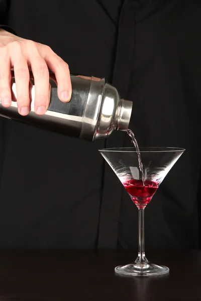 Bartender fazendo coquetel em close-up — Fotografia de Stock