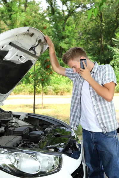 Homem chamando serviço de reparo após avaria do carro — Fotografia de Stock