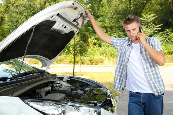 Hombre llamando servicio de reparación después de avería del coche — Foto de Stock