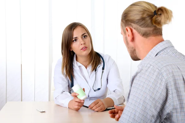 Médico y paciente en el consultorio — Foto de Stock