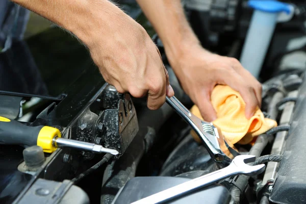 Ręka z klucza. Auto mechanik naprawy samochodu — Zdjęcie stockowe