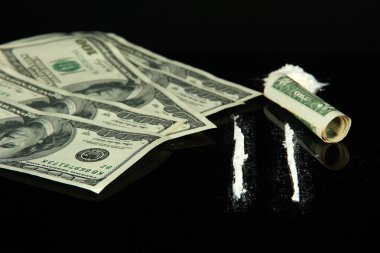 Öbek kokain uyuşturucu ve banknot, haddelenmiş satırlarında ayna ile yakın çekim