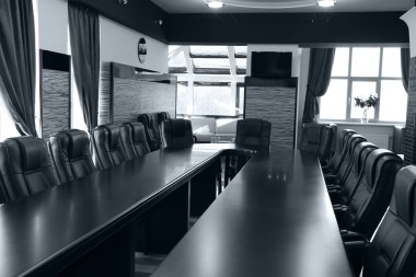 içi boş toplantı odasında gri tonları