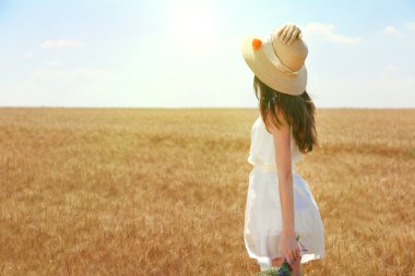 Tarlada Çiçekler ile güzel bir genç kadın portresi