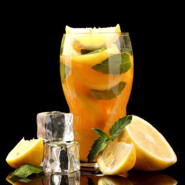 Limonlu buzlu çay ve siyah arkaplanda nane.