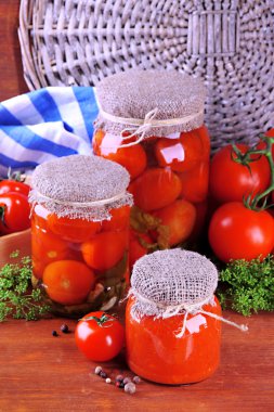 ahşap masa üstünde lezzetli konserve ve taze domates