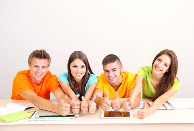 Grup genç öğrenci oturma odasında