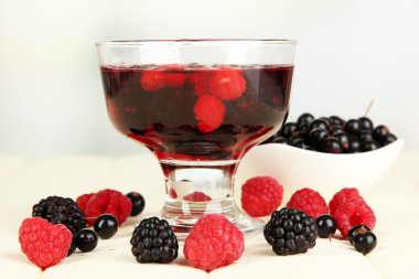 ahşap masa üzerinde taze çilek ile jöle