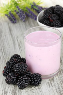 Tablo yakın çekim üzerine Yoğurtlu tatlı böğürtlen