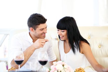 güzel çift romantik akşam yemeği restoranda