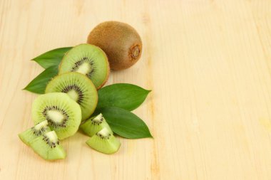 ahşap masa yakın çekim üzerinde olgunlaşmış kivi