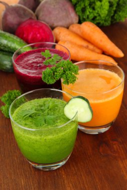 Tablo yakın çekim üzerinde taze sebze suları