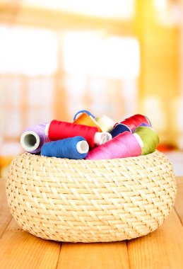 hasır sepet ve aksesuarlar, iğne işi parlak zemin üzerine ahşap tablo