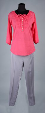 güzel bluz ve gri arka plan üzerinde manken üzerinde gri pantolon