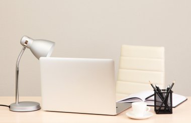 Bilgisayarlı ofis işyeri, kapat
