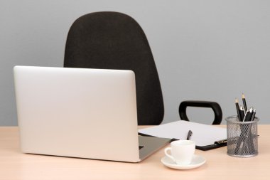 Bilgisayarlı ofis işyeri, kapat