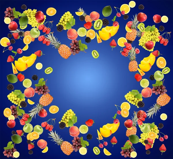 不同水果和浆果在蓝色背景 — 图库照片