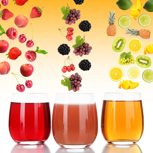 Політ фруктів і ягід у склянці соку на жовтому фоні — стокове фото