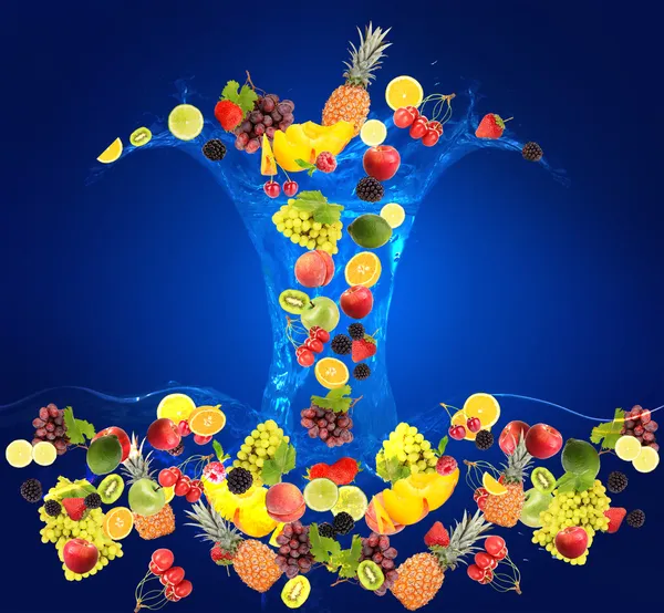 Fly af frugter og bær i vand på blå baggrund - Stock-foto