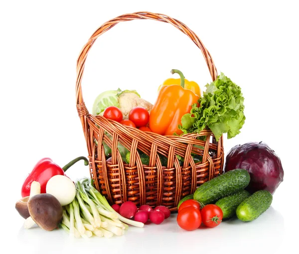 白で隔離される枝編み細工品バスケットで新鮮な野菜 — ストック写真