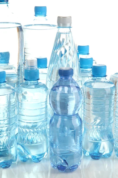 Различные бутылки воды изолированы на белом — стоковое фото