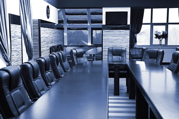 Интерьер пустого конференц-зала в оттенках серого — стоковое фото