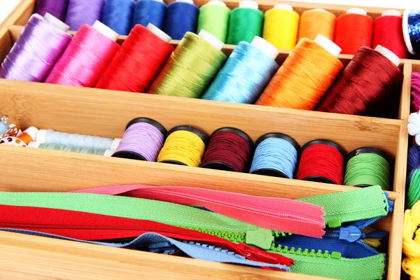 Fils colorés pour la broderie dans une boîte en bois close up — Photo