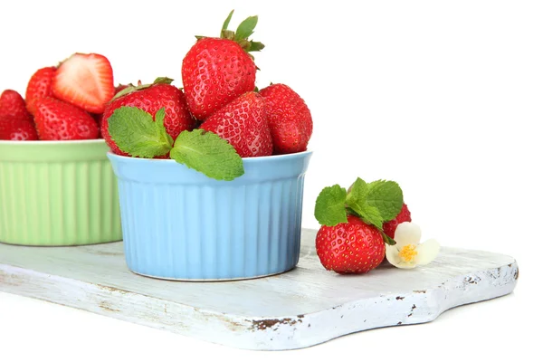 Reife süße Erdbeeren in Schalen, isoliert auf weiß — Stockfoto