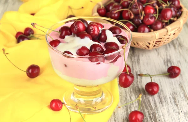 Läcker körsbär dessert i glasvas på träbord närbild — Stockfoto