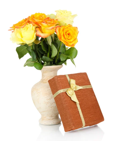 Beau bouquet de roses en vase avec cadeau isolé sur blanc — Photo