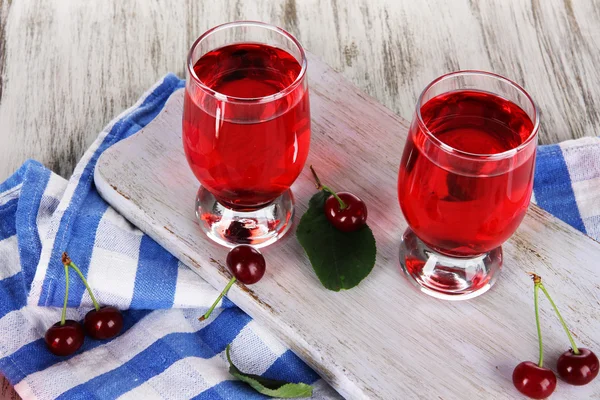 Glazen compote aan boord op servet op houten tafel — Stockfoto