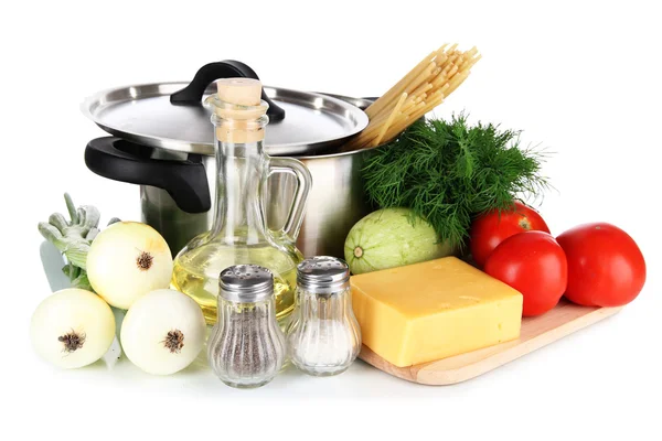 Zutaten zum Kochen von Pasta isoliert auf weiß — Stockfoto