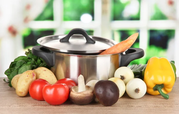 Ingrédients pour la cuisson de la soupe sur la table dans la cuisine — Photo