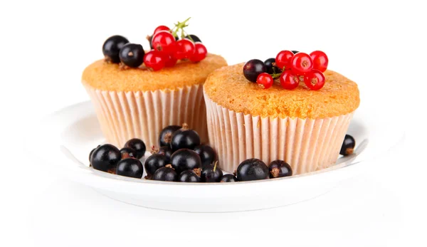 Muffins saborosos com bagas isoladas em branco — Fotografia de Stock