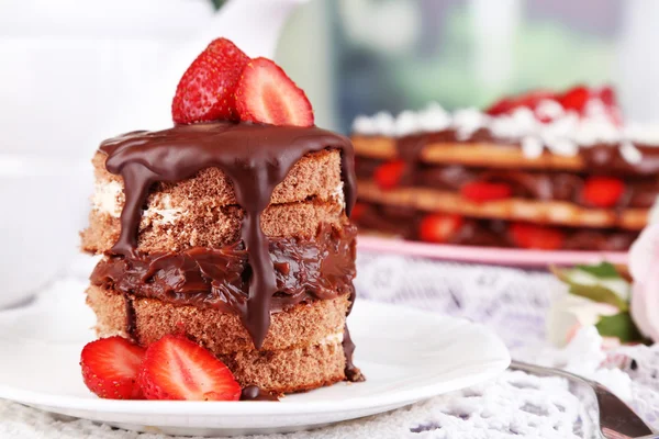 Oda arka plan üzerinde ahşap masa üzerinde çilek ile çikolatalı kek — Stok fotoğraf