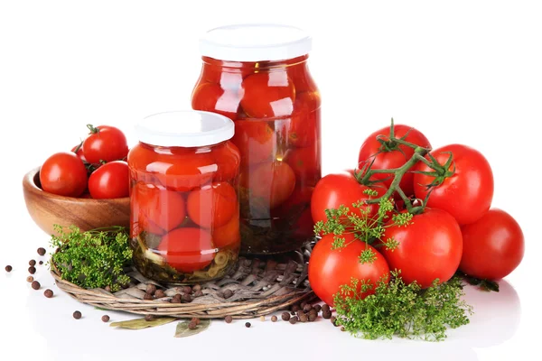 Tomates enlatados e frescos saborosos, isolados em branco — Fotografia de Stock