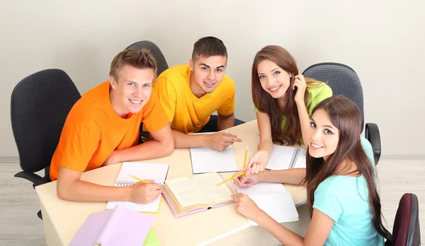 Groep van jonge studenten zitten in de kamer — Stockfoto