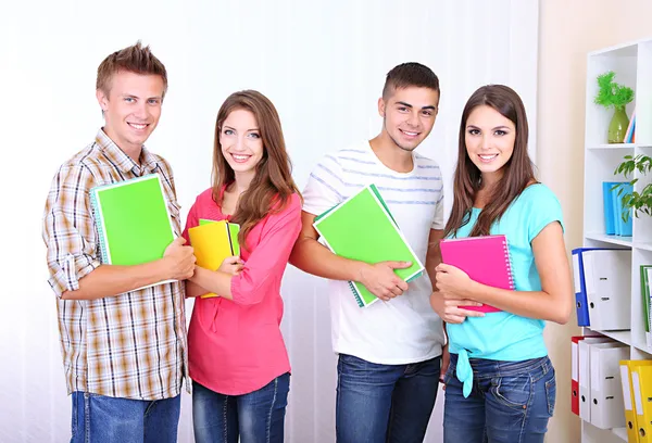 Grupp lycklig vackra unga studenter på rummet — Stockfoto