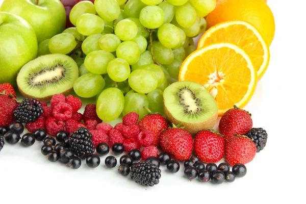 Frutas y bayas frescas aisladas en blanco —  Fotos de Stock