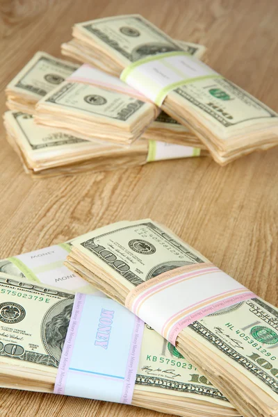 Egy halom pénz a fa asztalon. — Stock Fotó