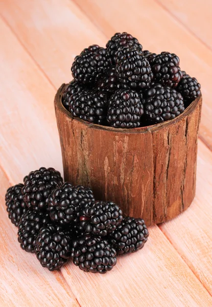 Sweet blackberries in wooden basket on table close-up — Stock Photo, Image
