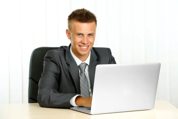 Portret van jonge zakenman werken in office — Stockfoto