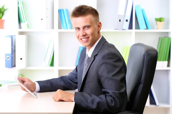 Retrato de un joven empresario que trabaja en la oficina —  Fotos de Stock
