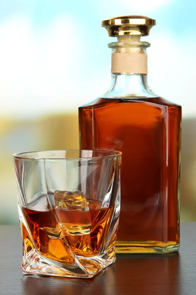 Стакан виски с бутылкой, на темном фоне — стоковое фото