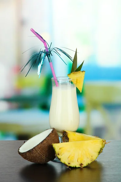 Bebida de pina colada em copo de coquetel, em fundo brilhante — Fotografia de Stock