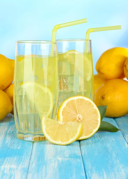 Вкусный лимонад на синем фоне — стоковое фото