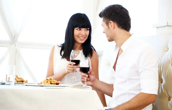 Para piękny romantyczny obiad w restauracji — Zdjęcie stockowe