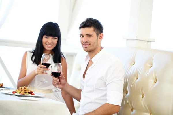 Hermosa pareja teniendo una cena romántica en el restaurante — Foto de Stock