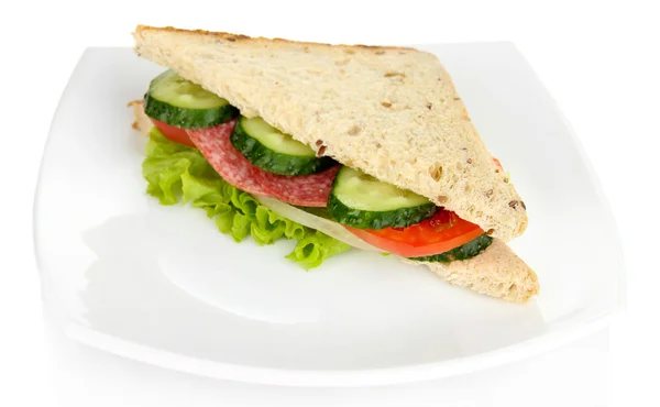 Sanduíche saboroso com salsicha de salame e legumes em prato branco, isolado em branco — Fotografia de Stock